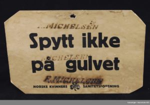 Skilt ”spytt ikke på gulvet” Vadsø museum – Ruija Kvenmuseum, Varanger museum IKS, Lisens: cc by-sa.